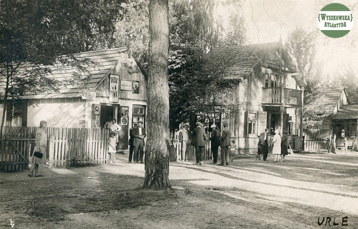 Sklep i apteka w centrum Urli, połowa lat 20. Poczt. ze zb. Biblioteki Narodowej