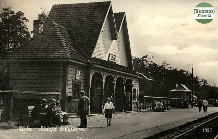 Przystanek kolejowy w Urlach wraz z budynkiem poczekalni i kasy biletowej, 1935. Poczt. ze zb. Lubelskiej Biblioteki Cyfrowej
